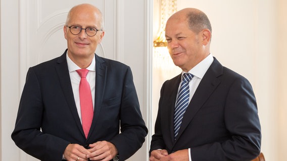 Peter Tschentscher und Olaf Scholz unterhalten sich 2018 vor einem Finanzministertreffen. © dpa Foto: Ulrich Perrey