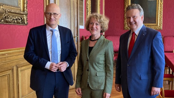 Hamburgs Bürgermeister Peter Tschentscher steht neben der Stadtpräsidentin von Zürich, Corine Barbara Mauch, und dem Wiener Bürgermeister Michael Ludwig.  Foto: Reinhard Postelt