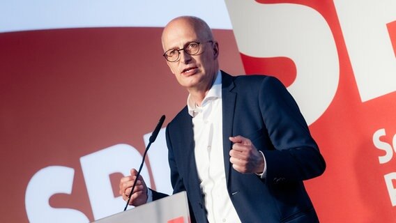 Peter Tschentscher (SPD), Erster Bürgermeister Hamburgs, spricht auf einem Landesparteitag seiner Partei. © picture alliance/dpa Foto:  Markus Scholz