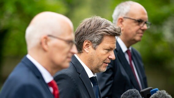 Hamburgs Bürgermeister Peter Tschentscher (SPD), Bundeswirtschaftsminister Robert Habeck (Grüne) und Bremens Bürgermeister Andreas Bovenschulte (SPD) (vlnr.) bei einer Pressekonferenz nach einem Treffen der norddeutschen Ministerpräsidenten in Berlin. © picture alliance/dpa Foto: Fabian Sommer