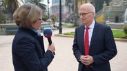 Peter Tschentscher (SPD), Hamburgs Erster Bürgermeister, gibt Sylvia Burian vom NDR Hamburg Journal ein Interview. © NDR 
