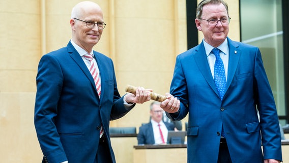 Hamburgs Bürgermeister Peter Tschentscher übernimmt von Bodo Ramelow (Ministerpräsident von Thüringen) einen Staffelstab entgegen. © dpa Foto: Christophe Gateau