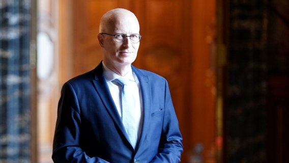 Peter Tschentscher (SPD), Erster Bürgermeister der Freien und Hansestadt Hamburg, steht im Rathaus. © picture alliance/dpa Foto: Marcus Brandt