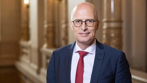 Hamburgs Erster Bürgermeister Peter Tschentscher (SPD) im Rathaus © Christian Charisius/dpa 