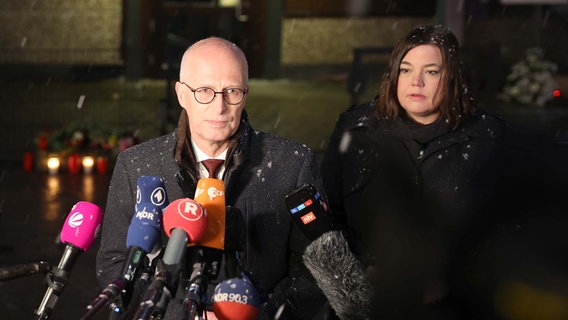 Peter Tschentscher (SPD), Erster Bürgermeister Hamburgs, und Katharina Fegebank (Bündnis 90/Die Grünen), Zweite Bürgermeisterin und Senatorin für Wissenschaft von Hamburg, geben vor dem Gebäude der Zeugen Jehovas ein Statement. Peter Tschentscher (SPD), Erster Bürgermeister Hamburgs, und Katharina Fegebank (Bündnis 90/Die Grünen), Zweite Bürgermeisterin und Senatorin für Wissenschaft von Hamburg, geben vor dem Gebäude der Zeugen Jehovas ein Statement. © picture alliance/dpa Foto: 20230310 hh hamburg amok Zeugen Jehovas Nancy Faeser