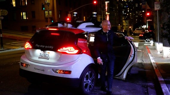 Peter Tschentscher probiert das autonome Fahren aus. © NDR Foto: Frederike Burgdorf