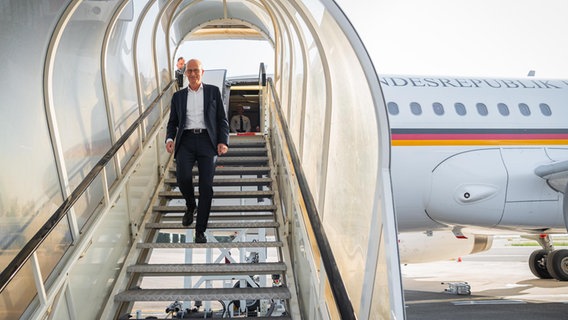 Hamburgs Bürgermeister Peter Tschentscher (SPD) steigt in Israel aus einem Flugzeug. © Senatskanzlei Hamburg 