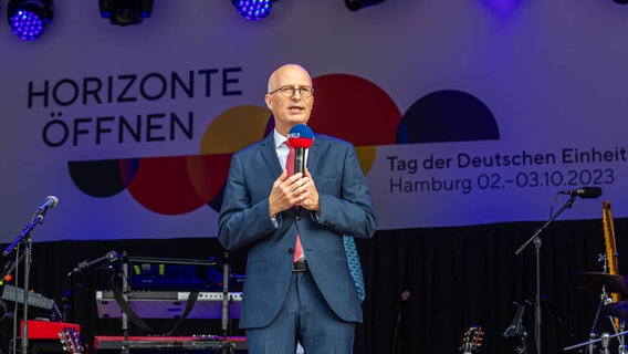 Hamburgs Erster Bürgermeister Peter Tschentscher auf der NDR Bühne. © NDR Foto: Axel Herzig