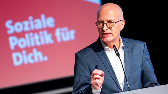 Peter Tschentscher, Hamburgs Erster Bürgermeister, spricht während eines SPD-Landesparteitags. © picture alliance / dpa Foto: Daniel Bockwoldt