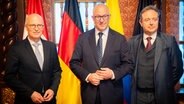 Hamburgs Bürgermeister Peter Tschentscher (l.) bei einem Besuch in Kolumbiens Hauptstadt Bogota neben dem Bürgermeister von Rotterdam, Ahmed Aboutaleb (M.), und dem Bürgermeister von Antwerpen, Bart de Wever. © dpa/Senatskanzlei Hamburg 