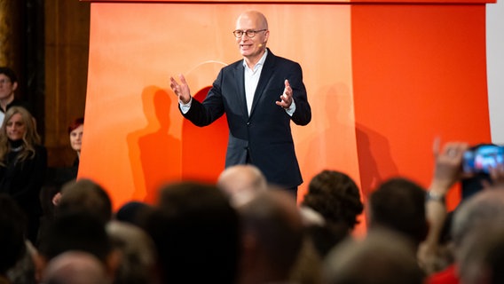 Peter Tschentscher (SPD), Erster Bürgermeister von Hamburg, spricht beim traditionellen SPD-Neujahrsempfang im Festsaal des Rathauses. Peter Tschentscher (SPD), Erster Bürgermeister von Hamburg, spricht beim traditionellen SPD-Neujahrsempfang im Festsaal des Rathauses. © picture alliance/dpa | Jonas Walzberg Foto: Jonas Walzberg