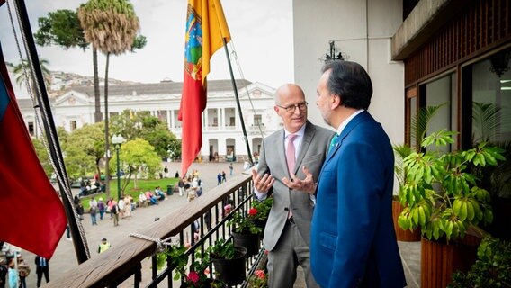 Peter Tschentscher (l.), Bürgermeister von Hamburg, mit Pabel Munoz, Bürgermeister von Quito. © picture alliance/dpa/Senatskanzlei Hamburg 