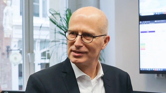 Hamburgs Bürgermeister Peter Tschentscher während eines Besuchs bei der Reederei Hapag-Lloyd. © picture alliance / dpa 