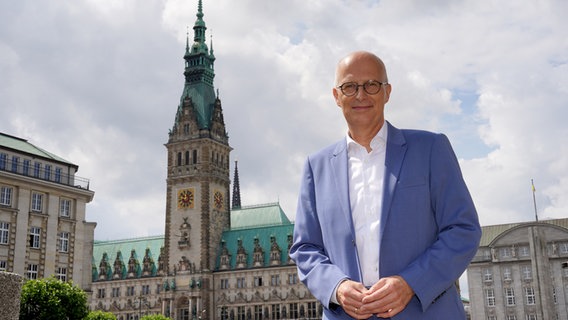 Peter Tschentscher (SPD) steht vor dem Hamburger Rathaus. (Archivfoto) © picture alliance/dpa Foto: Marcus Brandt