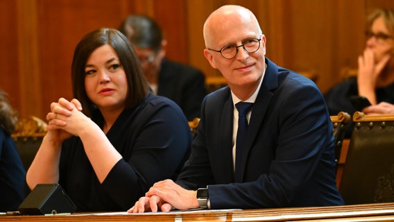 Peter Tschentscher (SPD) sitzt während der Bürgermeister-Wahl neben Katharina Fegebank (Grüne) auf der Senatsbank. © Jonas Walzberg/dpa 