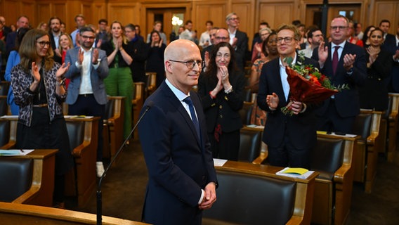 Peter Tschentscher (SPD), Erster Bürgermeister in Hamburg, wird nach seiner Vereidigung als Regierungschef in der Bürgerschaft beklatscht. © Jonas Walzberg/dpa 