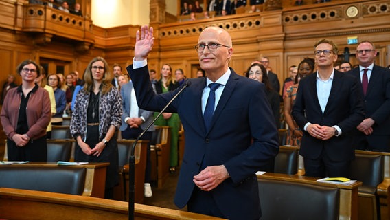 Peter Tschentscher (SPD), Erster Bürgermeister in Hamburg, wird nach seiner Wiederwahl als Regierungschef in der Bürgerschaft vereidigt. © picture alliance/dpa Foto: Jonas Walzberg