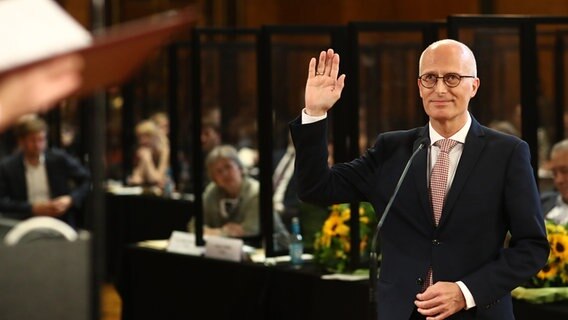 Peter Tschentscher legt den Amtseid ab. Peter Tschentscher legt den Amtseid ab. © picture alliance/dpa-Pool/dpa Foto: Christian Charisius