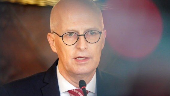 Hamburgs Bürgermeister Peter Tschentscher (SPD) spricht während der Landespressekonferenz am 21. Dezember 2021. © dpa Foto: Marcus Brandt