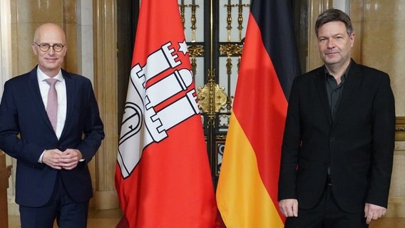 Robert Habeck (r.), Bundesminister für Wirtschaft und Klimaschutz, wird von Bürgermeister Peter Tschentscher im Hamburger Rathaus begrüßt. © picture alliance / dpa Foto: Marcus Brandt