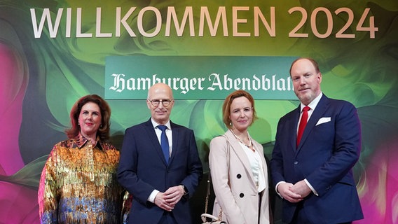 Christian Siebert (v.r.n.l.), Geschäftsführer "Hamburger Abendblatt", Julia Becker, Aufsichtsratsvorsitzende der Funke Mediengruppe, Peter Tschentscher (SPD), Erster Bürgermeister von Hamburg, sowie Vivian Hecker, Leiterin Geschäftsbereich Marketing & Events Funke, stehen zusammen während des Neujahrsempfangs der Tageszeitung "Hamburger Abendblatt" im Hotel "Vier Jahreszeiten". © dpa-Bildfunk Foto: Marcus Brandt