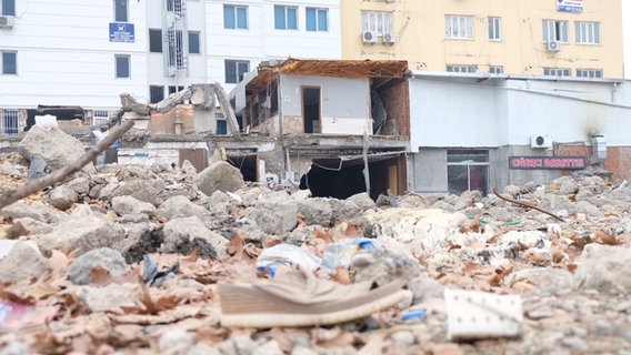 Überreste des Isias-Hotels in Adiyaman in der Türkei, das beim Erdbeben im Feberuar 2023 vollständig eingestürzt war. © Mirjam Schmitt/dpa 