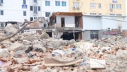 Überreste des Isias-Hotels in Adiyaman in der Türkei, das beim Erdbeben im Feberuar 2023 vollständig eingestürzt war. © Mirjam Schmitt/dpa 