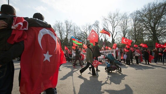 Teilnehmer einer Kundgebung von Türken unter dem Motto "Friedensmarsch für die Türkei" demonstrieren in Hamburg. © dpa-Bildfunk Foto: Christian Charisius