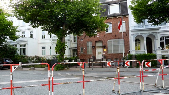 Eine Absperrung vor dem türkischen Konsulat in Hamburg am Tag nach der Stichwahl. © picture allianc 