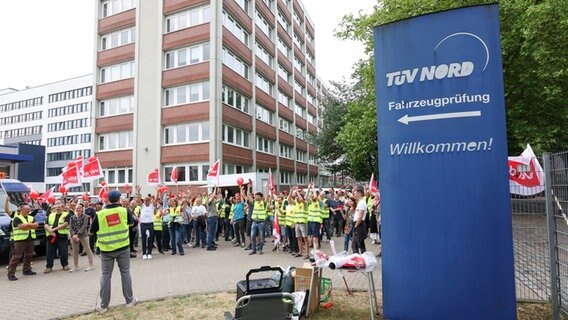 Streikende stehen bei einem Warnstreik bei der TÜV-Hauptverwaltung in Hamburg zusammen. © picture alliance/dpa/Bodo Marks | Bodo Marks Foto: Bodo Marks