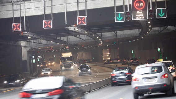 Der Verkehr fließt in der Weströhre des Tunnels Stellingen auf der Autobahn A7. (Archiv) © picture alliance/dpa | Christian Charisius 