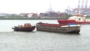 Ein Schiff hat sich im Hamburger Hafen festgefahren. © TV News Kontor Foto: Screenshot