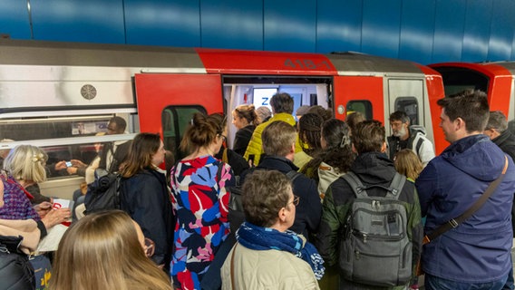 Menschen drängen sich an der Haltestelle Überseequartier in Hamburg in eine U-Bahn. (Archivfoto) © IMAGO Foto: Markus Matzel