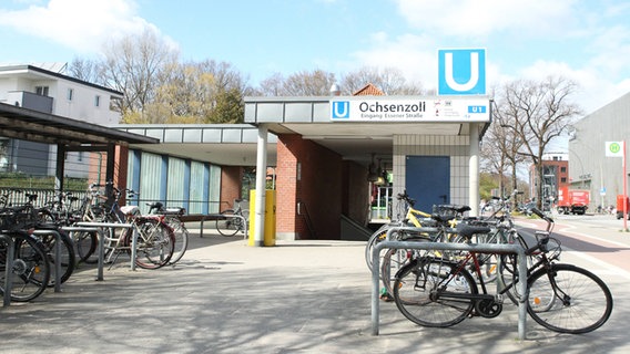 Eingang zum U-Bahnhof Ochsenzoll in Hamburg-Langenhorn (Archivfoto) © IMAGO Foto: Hanno Bode