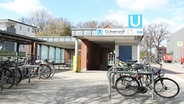 Eingang zum U-Bahnhof Ochsenzoll in Hamburg-Langenhorn (Archivfoto) © IMAGO Foto: Hanno Bode