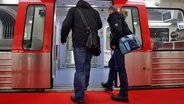 Neuer U-Bahnzug wird in Hamburg vorgestellt © dpa Foto: Daniel Bockwoldt