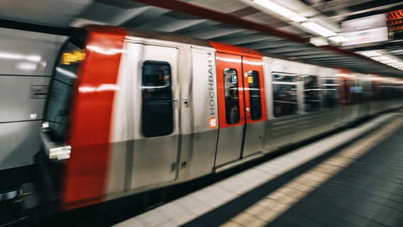 Eine fahrende U-Bahn in Hamburg.  