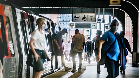 Fahrgäste verlassen und besteigen an der Hamburger Haltestelle Landungsbrücken die U-Bahn. © picture alliance / dpa Foto: Markus Scholz