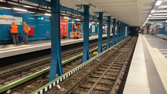Letzte Arbeiten werden an der neu gestalteten U-Bahnstation "Mönckebergstraße" durchgeführt. © NDR Foto: Anna Rüter