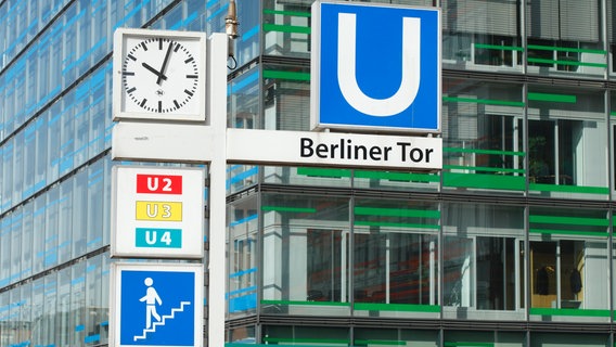 Beschilderung der U-Bahn-Haltestelle Berliner Tor in Hamburg. © picture alliance 