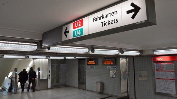 Fahrgäste gehen zu den U2- und U4-Bahnsteigen im U-Bahnhof Jungfernstieg in Hamburg. © picture alliance / dpa 
