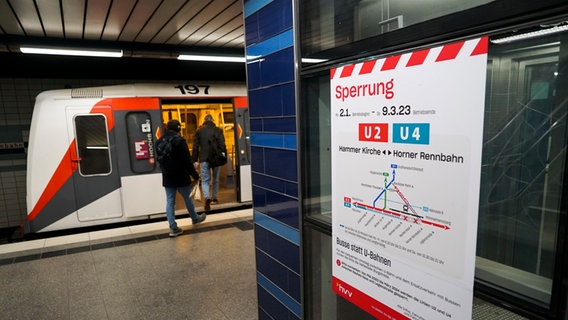 Ein Plakat informiert über eine Sperrung auf den Linien U2 und U4 in Hamburg. © picture alliance 