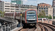 Ein U-Bahn-Zug der Linie U3 fährt in Hamburg zwischen den Stationen Rödingsmarkt und Baumwall. © picture allaincce / dpa Foto: Markus Scholz