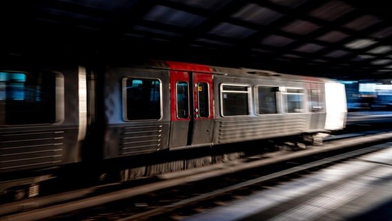 Eine U-Bahn fährt in Hamburg aus der Haltestelle heraus. © picture alliance / xim.gs | xim.gs Foto: xim.gs