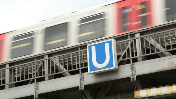 Eine U-Bahn fährt über eine Brücke in Hamburg. © IMAGO / Hanno Bode 