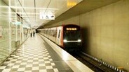 Eine U-Bahn steht auf dem neu gebauten Bahnsteig der U-Bahnstation Horner Rennbahn. © Picture Alliance / ABB Foto: Picture Alliance / ABB