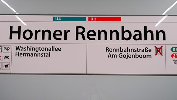 Eine U-Bahn steht auf dem neu gebauten Bahnsteig der U-Bahnstation Horner Rennbahn. © Picture Alliance / ABB Foto: Picture Alliance / ABB