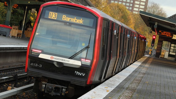 Eine U-Bahn der Linie U3 der Hamburger Hochbahn hält im Bahnhof Saarlandstraße. © IMAGO Foto: Hanno Bode