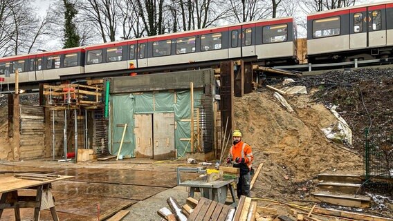 Auf einer Baustelle sind mehrere Personen unterwegs. © NDR Foto: Postelt, Reinhard