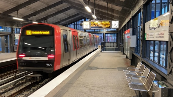 Ein Zug der U-Bahnlinie 3 fährt durch die Haltestelle Rödingsmarkt in Hamburg. © NDR Foto: Anna Rüter